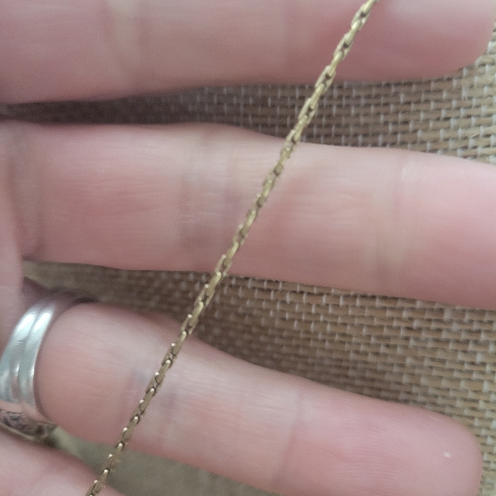Elegant Gold and Green Leaf Pendant Necklace - Picture 4 of 4